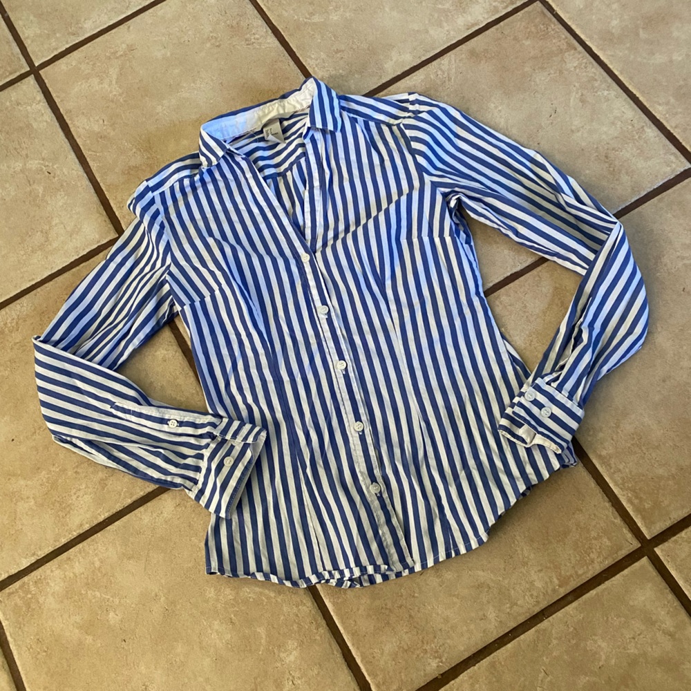(A213)Woman’s Fitted Blue and White Striped Blouse Size 4 by H&M Like New